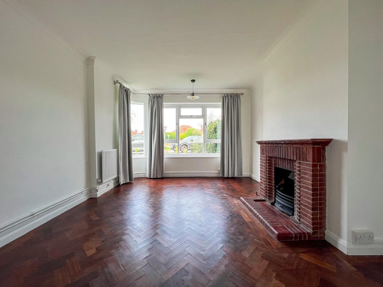 Flat Hampton Court Way in Elmbridge
