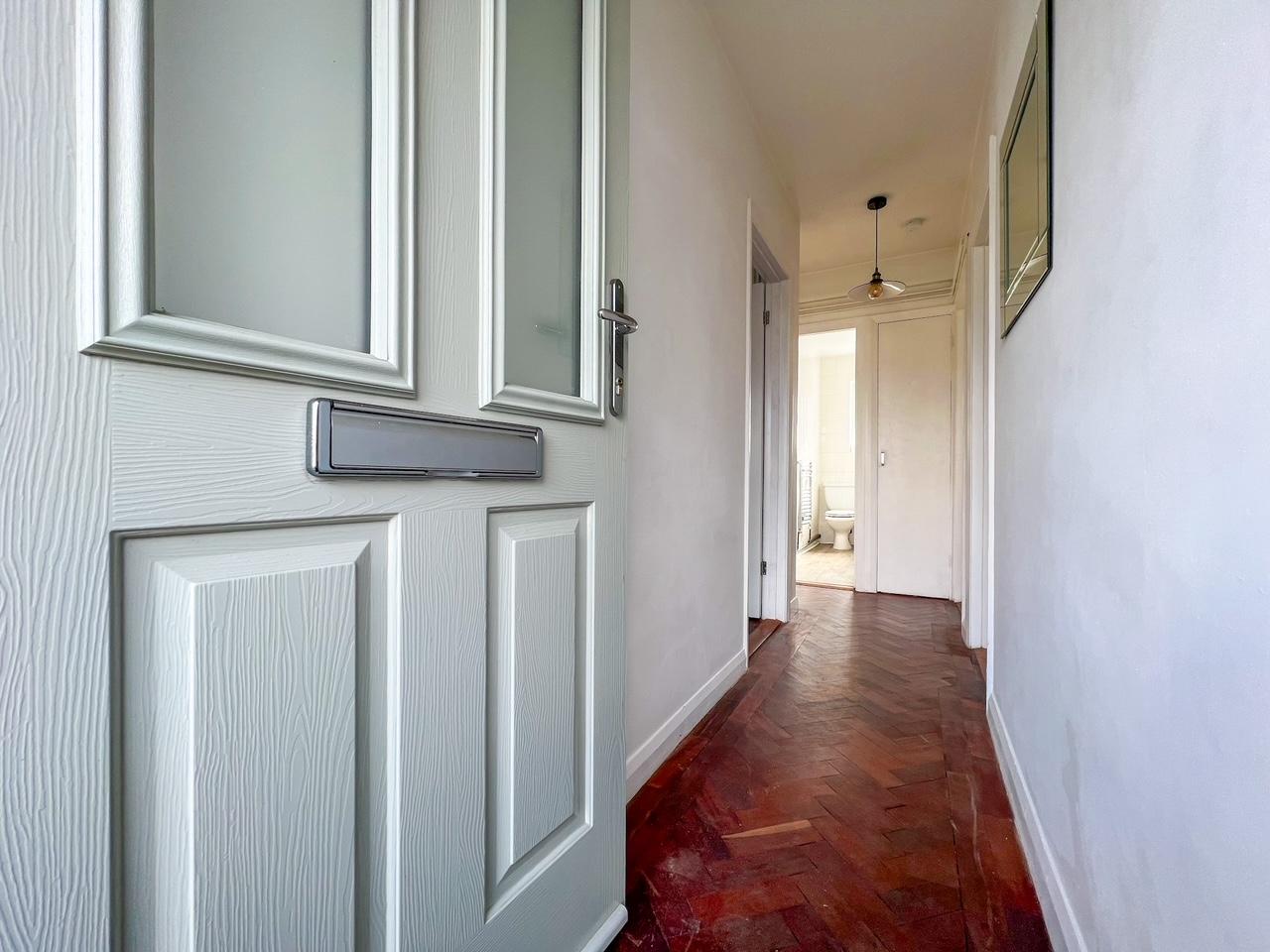 Flat Hampton Court Way in Elmbridge