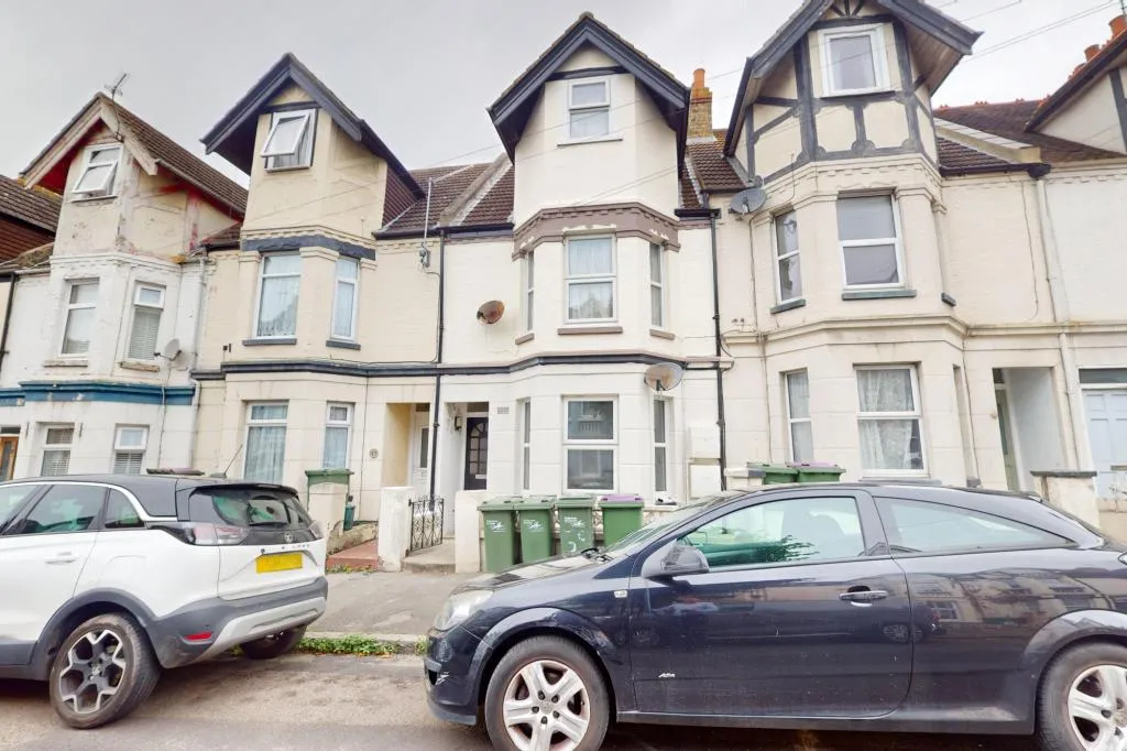 Flat Linden Crescent in Folkestone and Hythe District