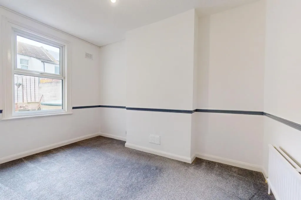 Flat Linden Crescent in Folkestone and Hythe District