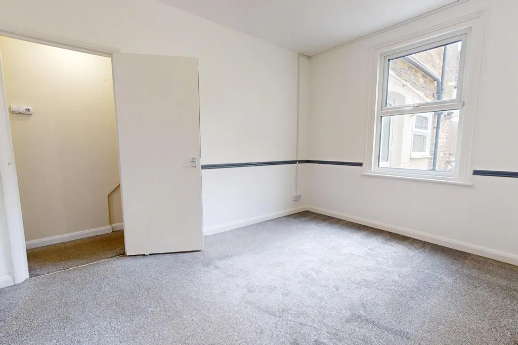 Flat Linden Crescent in Folkestone and Hythe District