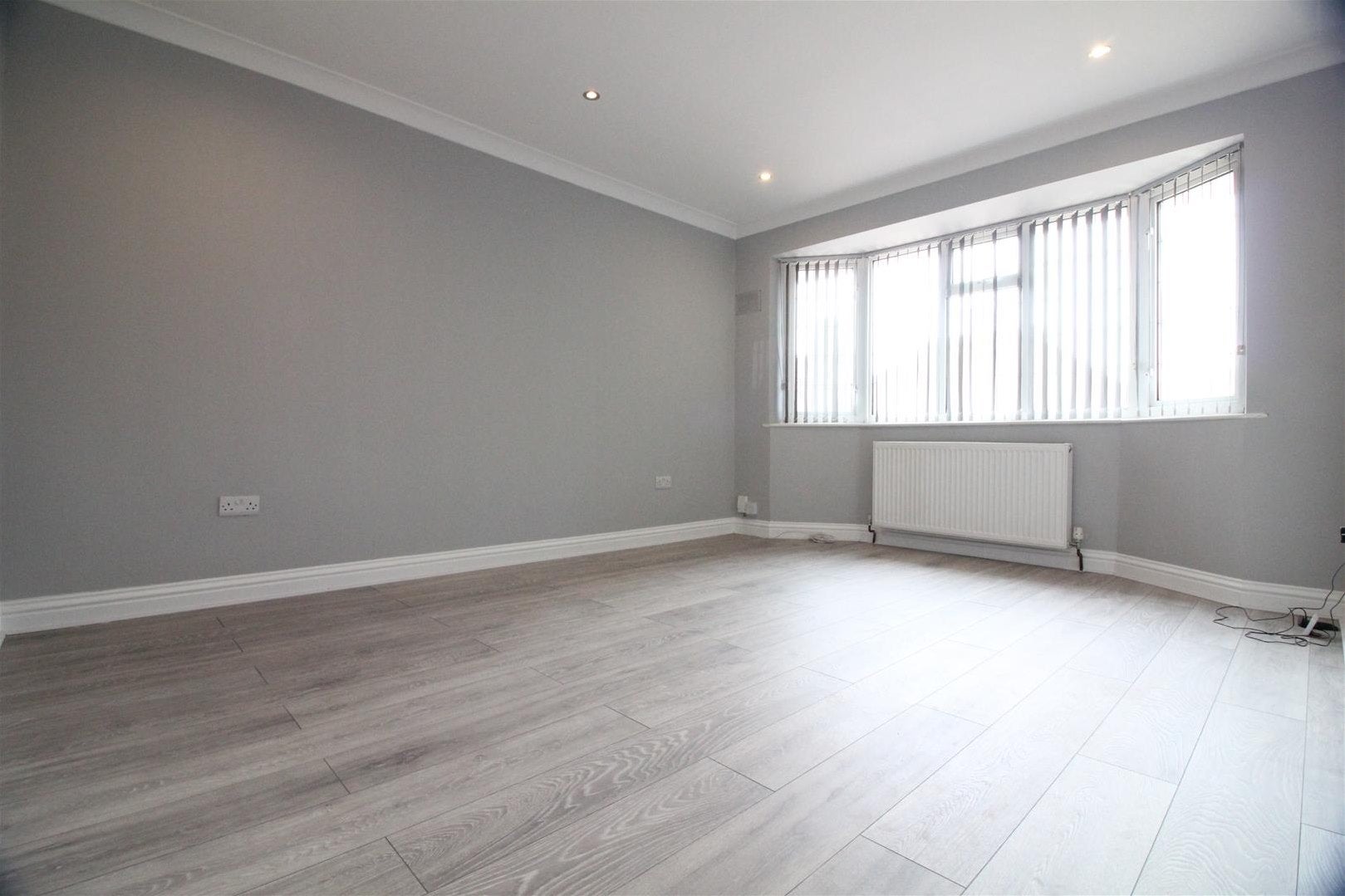 House Hardwicke Avenue in Greater London