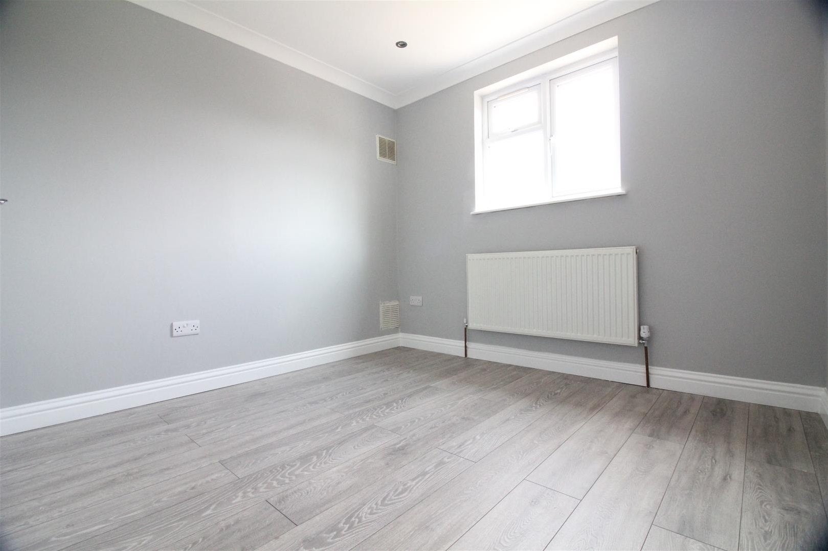 House Hardwicke Avenue in Greater London