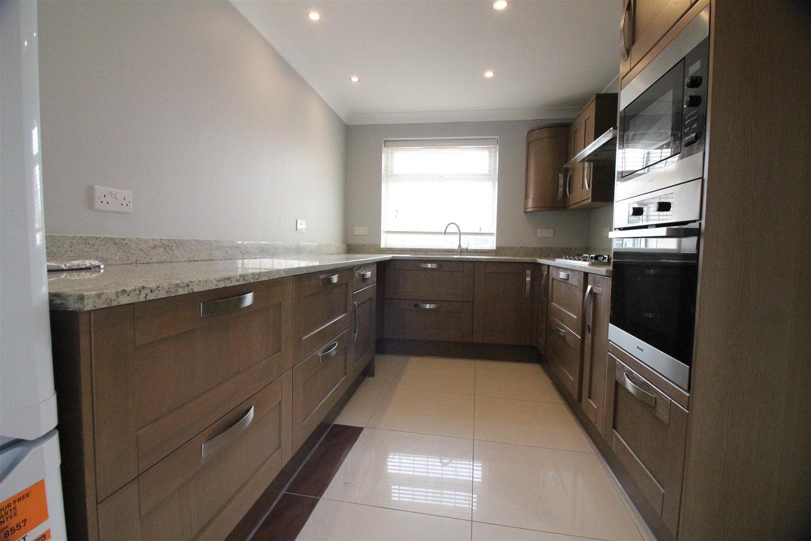 House Hardwicke Avenue in Greater London