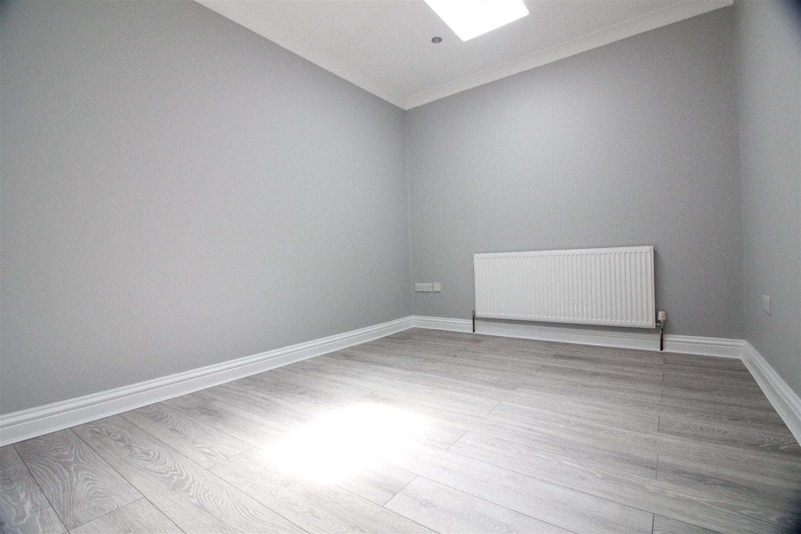House Hardwicke Avenue in Greater London