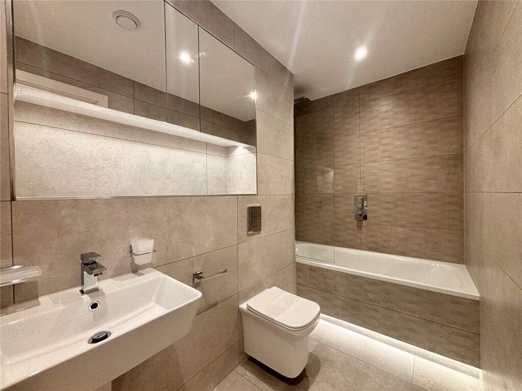 Flat Farnborough Road in Rushmoor