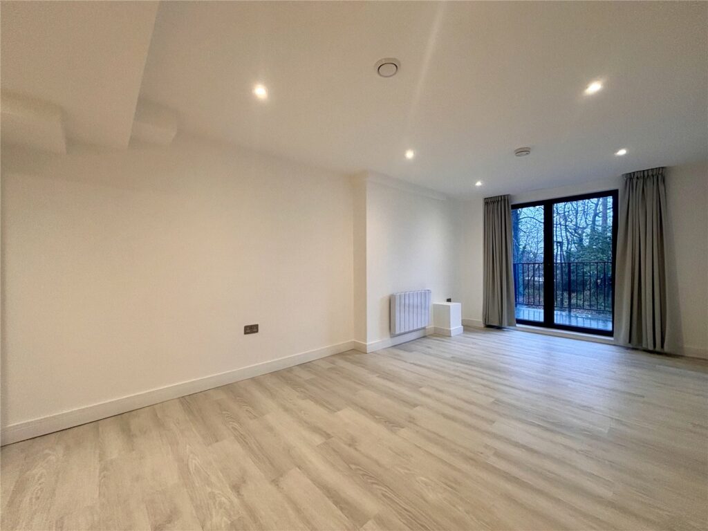 Flat Farnborough Road in Rushmoor