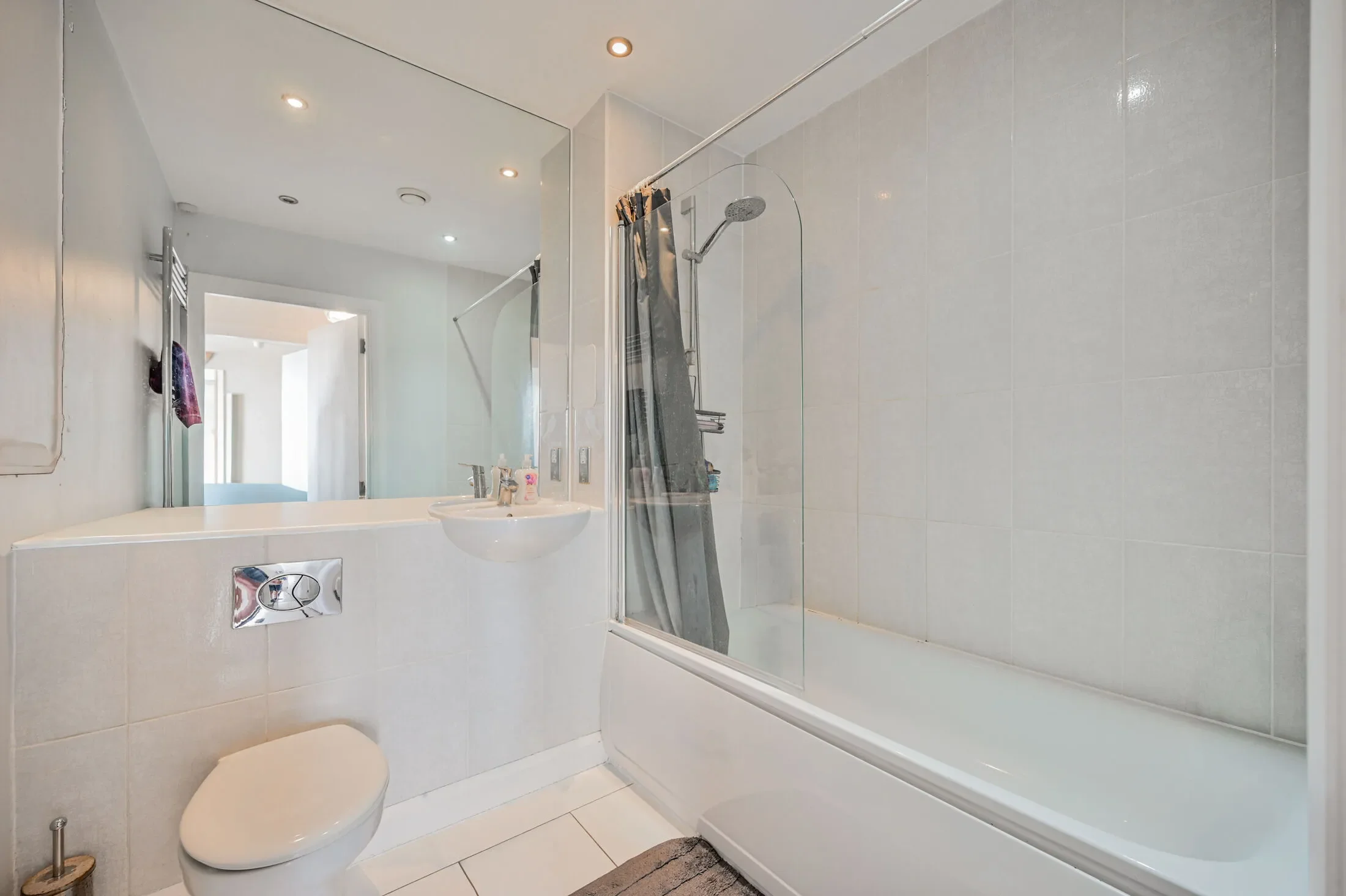 Flat Capworth Street in Greater London