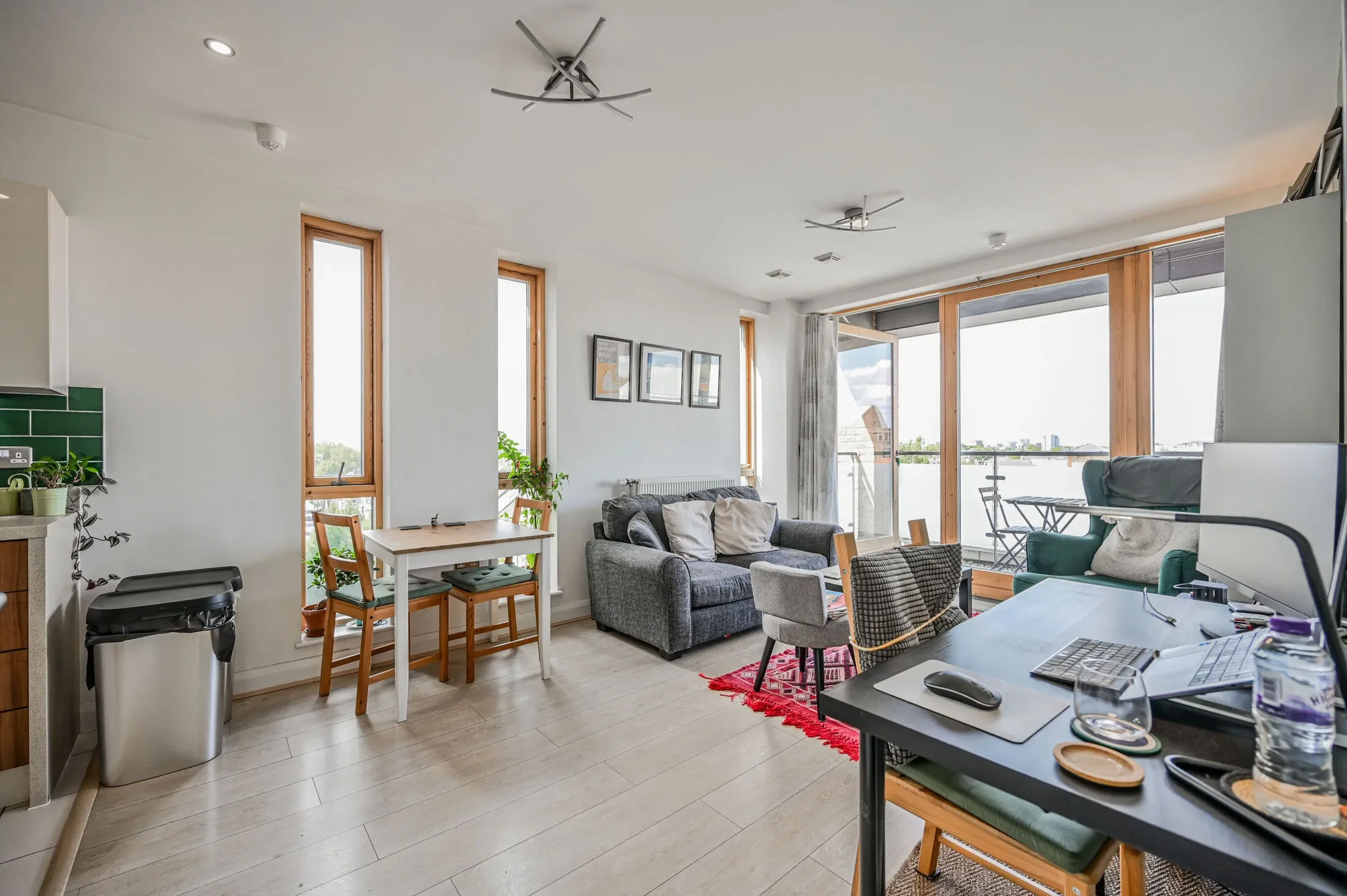 Flat Capworth Street in Greater London