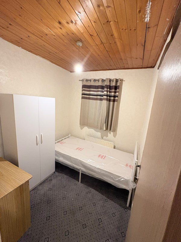 Room Forest Drive in Greater London