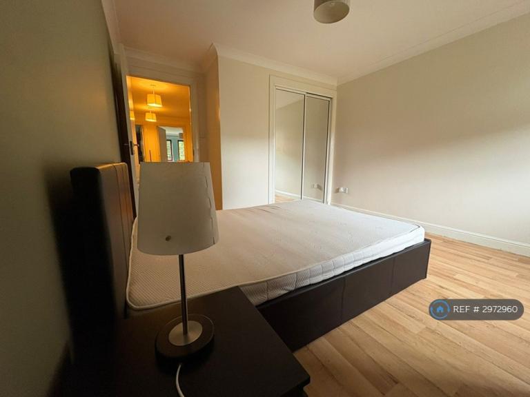 Flat Orchard Brae Avenue in City of Edinburgh