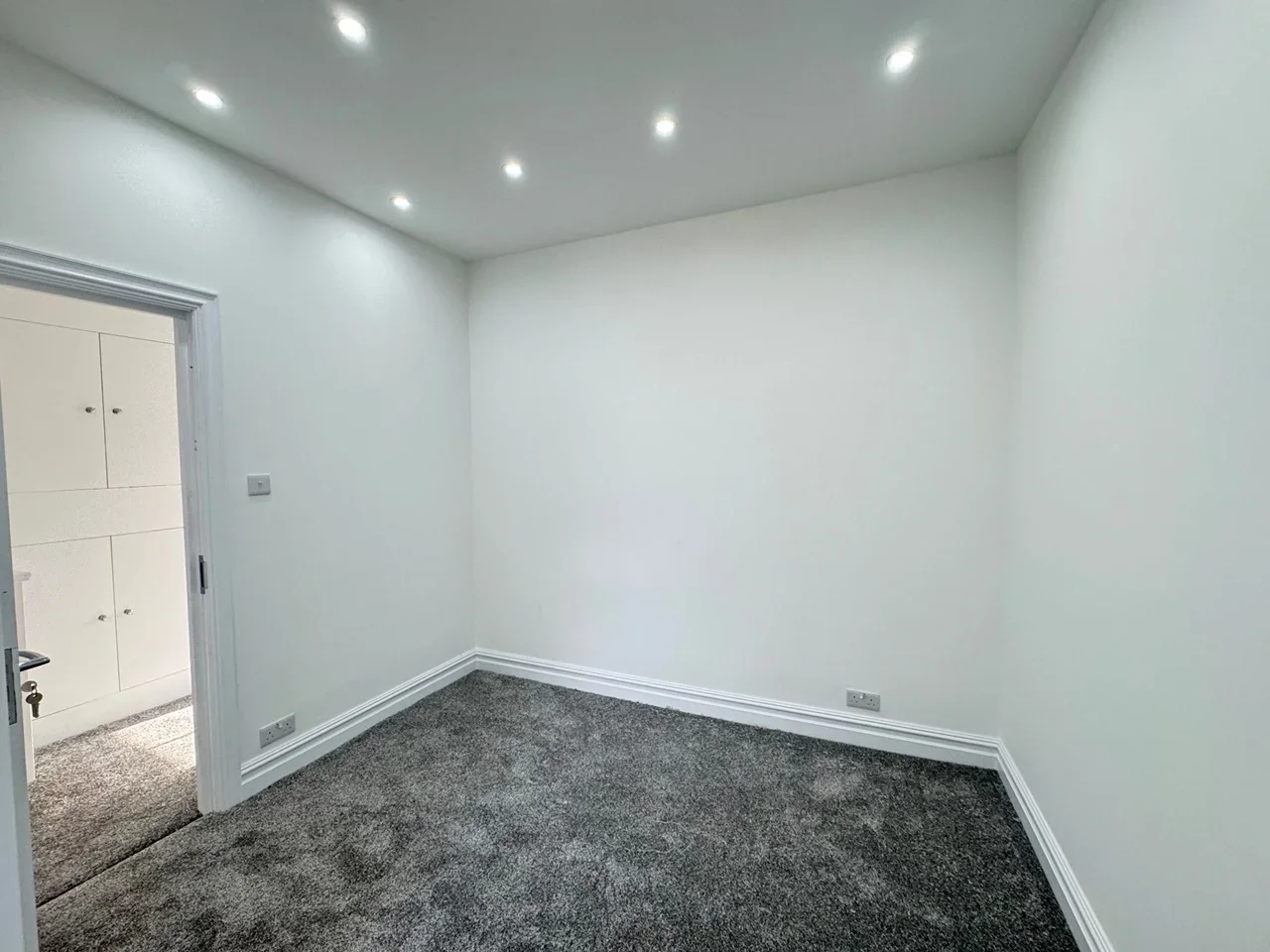 Flat Poplar Road in Greater London