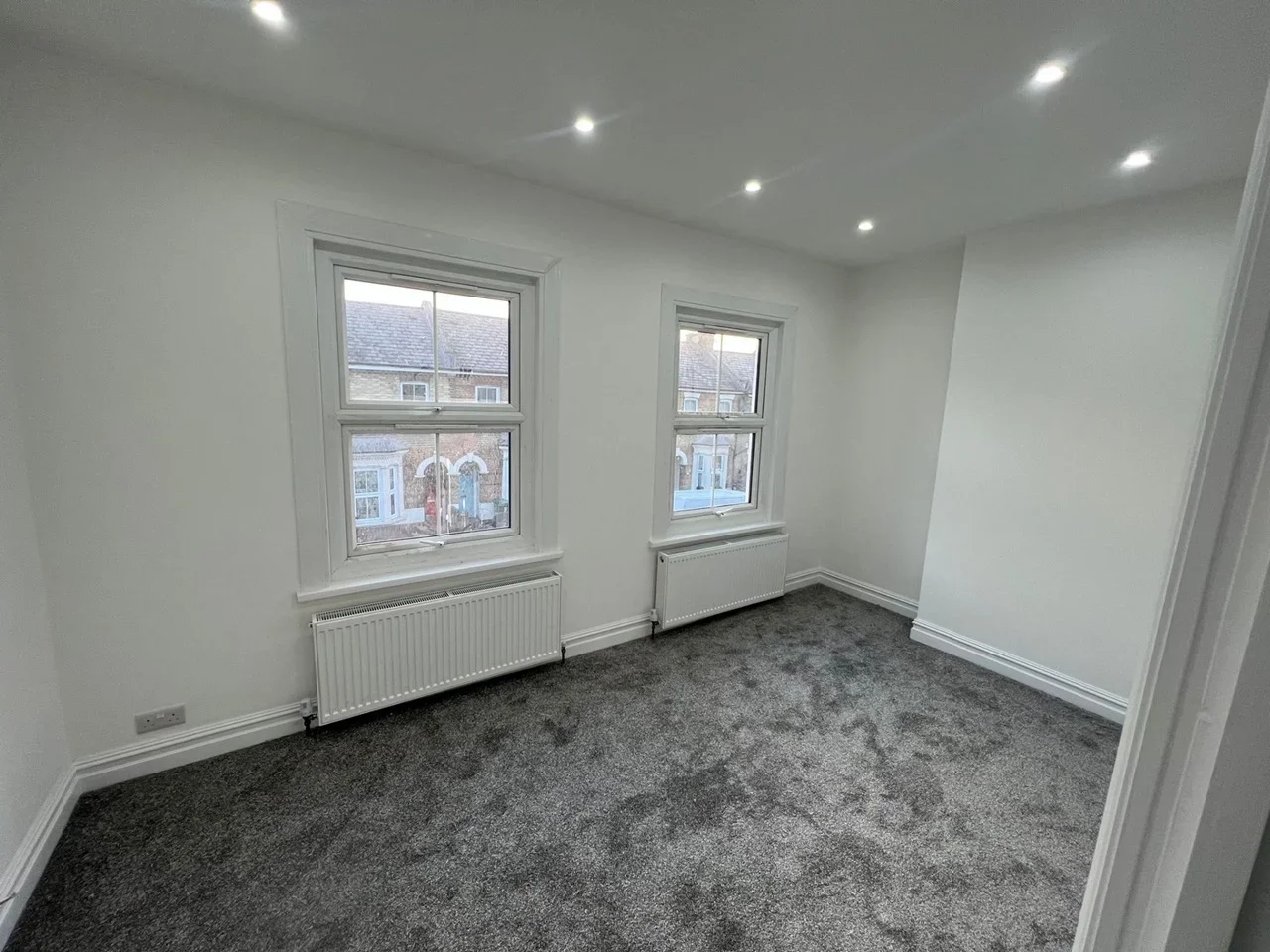Flat Poplar Road in Greater London
