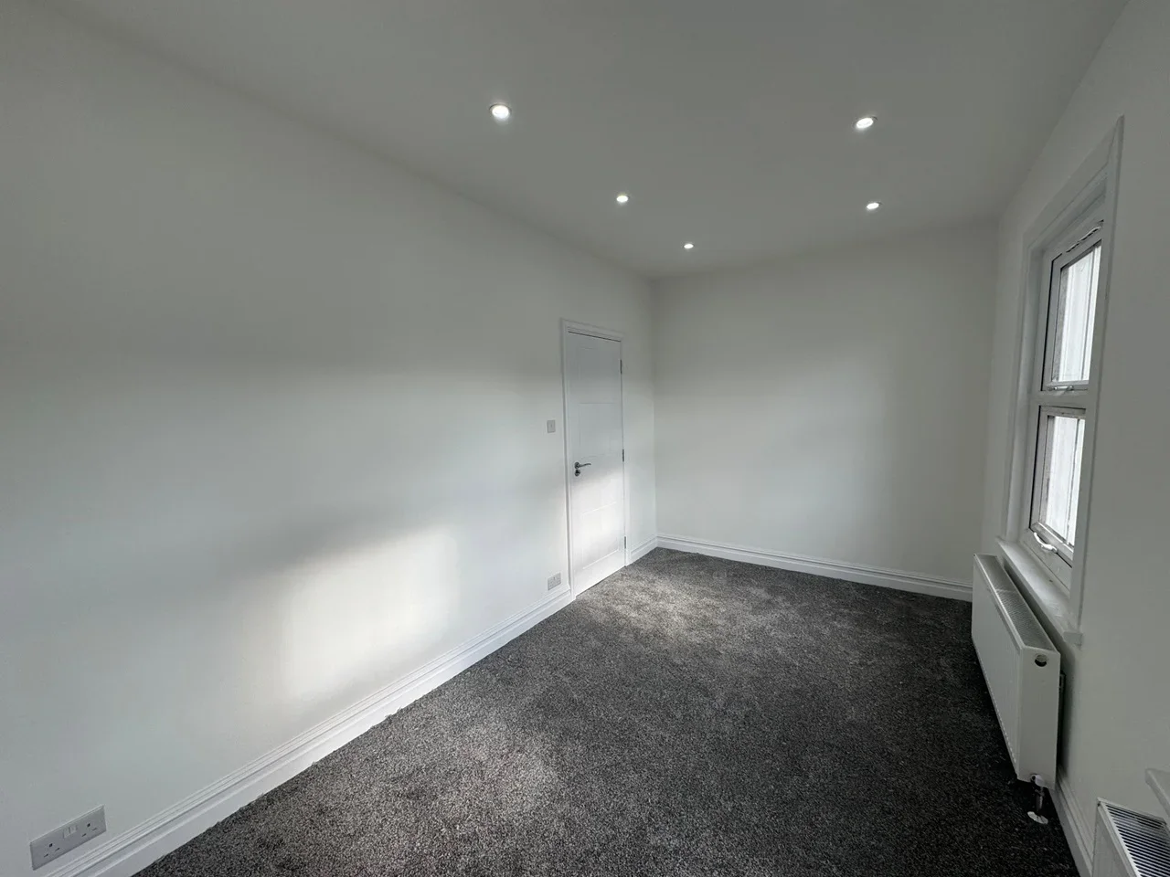Flat Poplar Road in Greater London