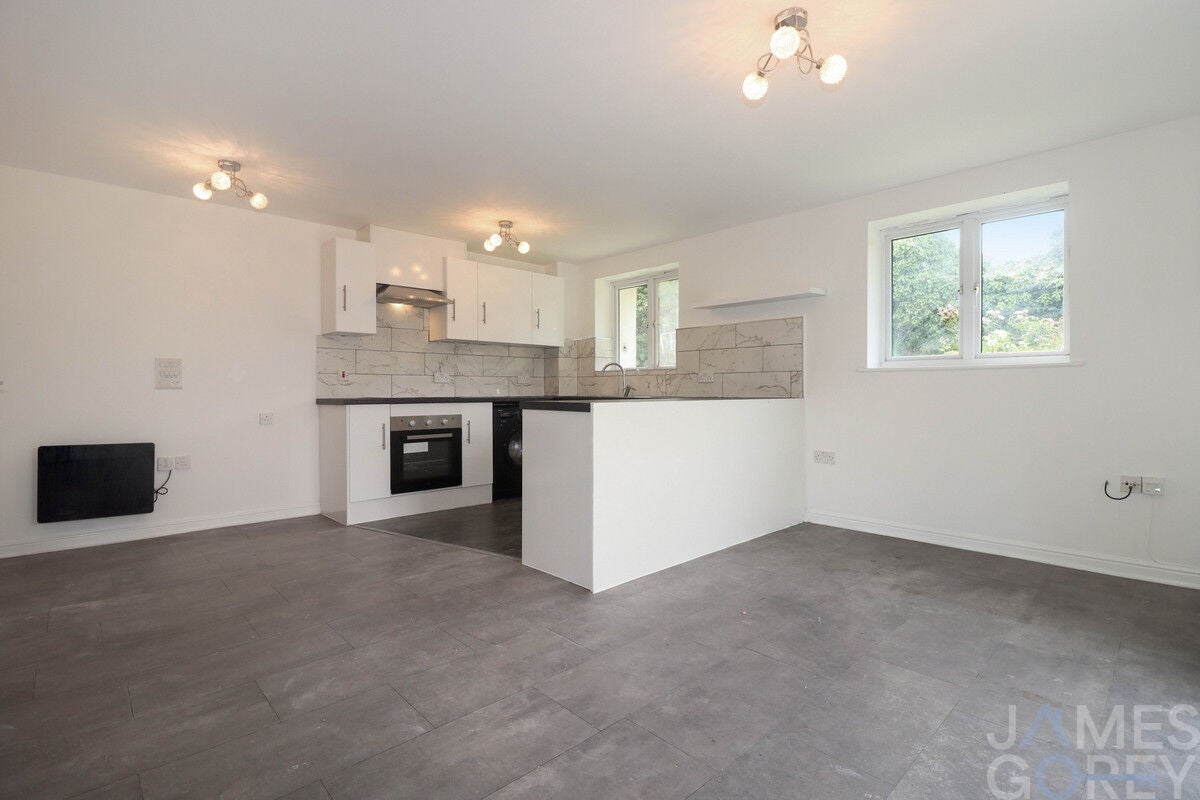 Flat Felixstowe Road in Greater London