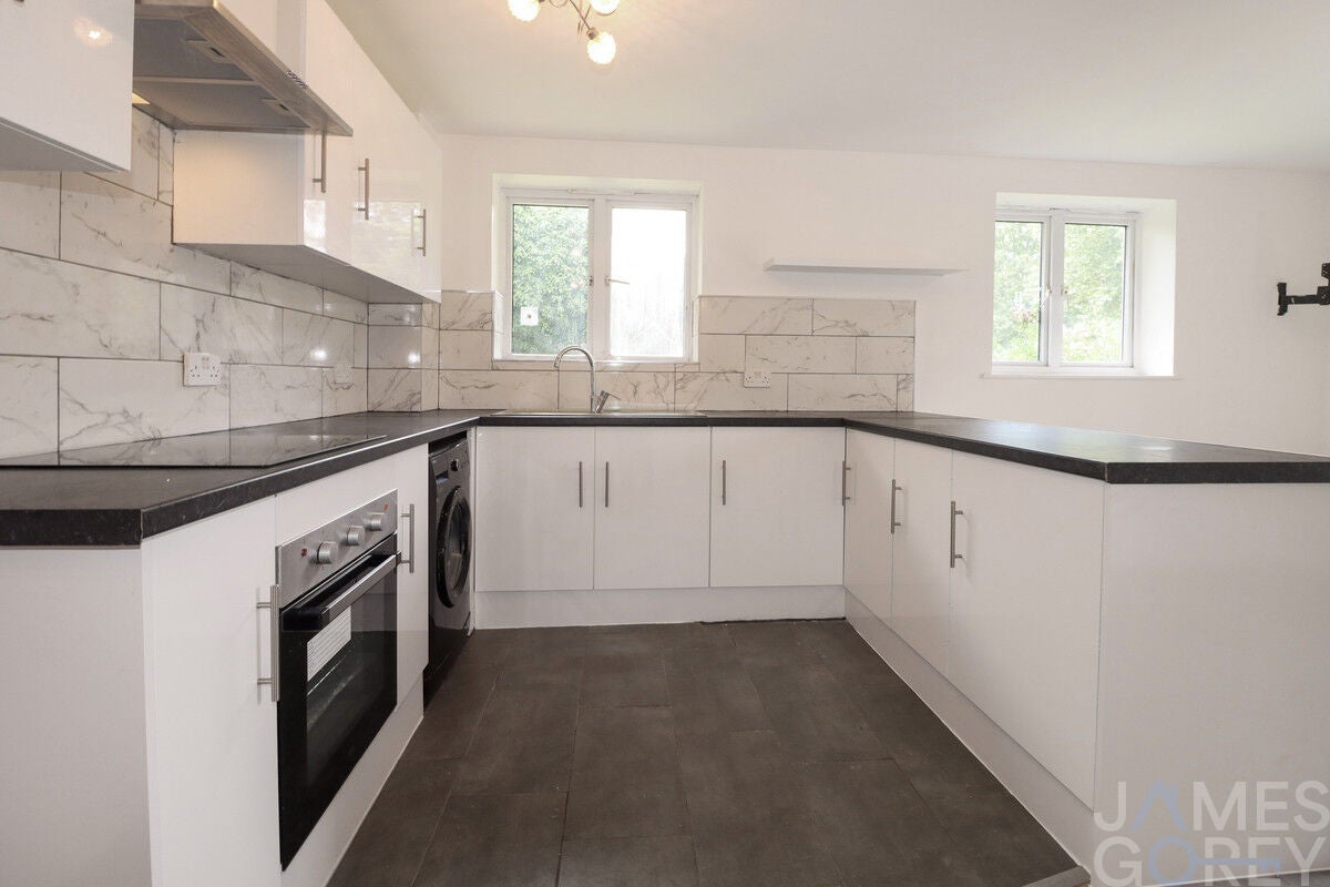 Flat Felixstowe Road in Greater London