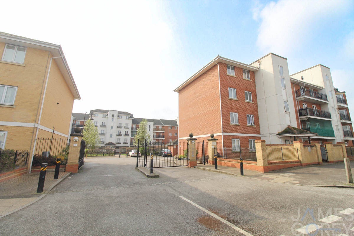 Flat Felixstowe Road in Greater London