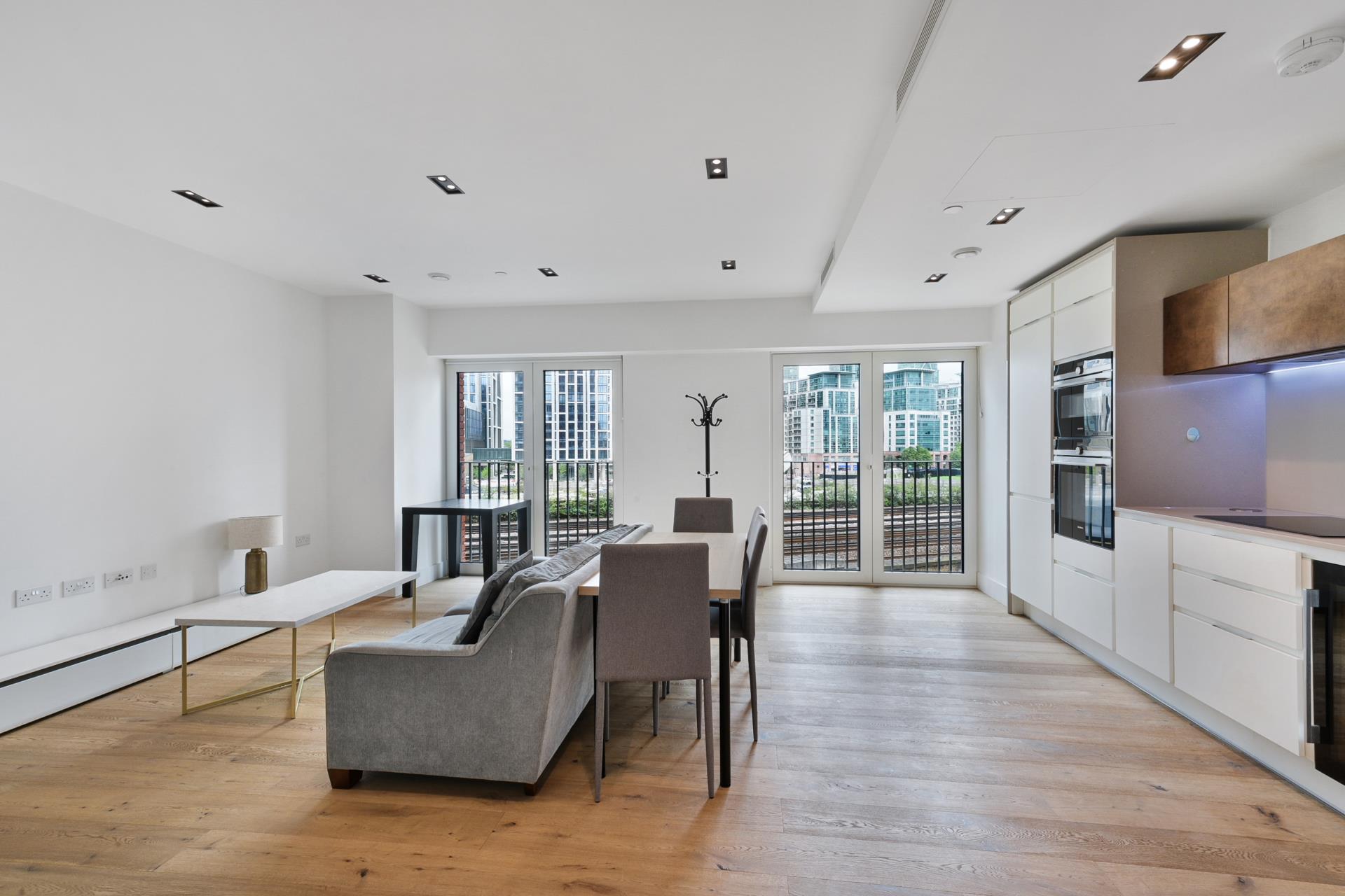 Flat Wyvil Road in Greater London
