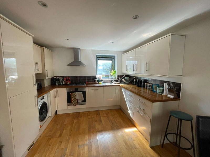 Room Hanley Road in Greater London