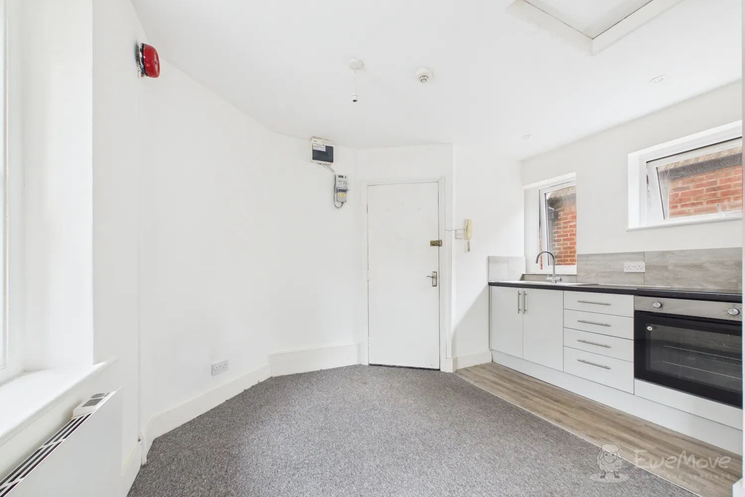 Flat Cheriton Road in Folkestone and Hythe District
