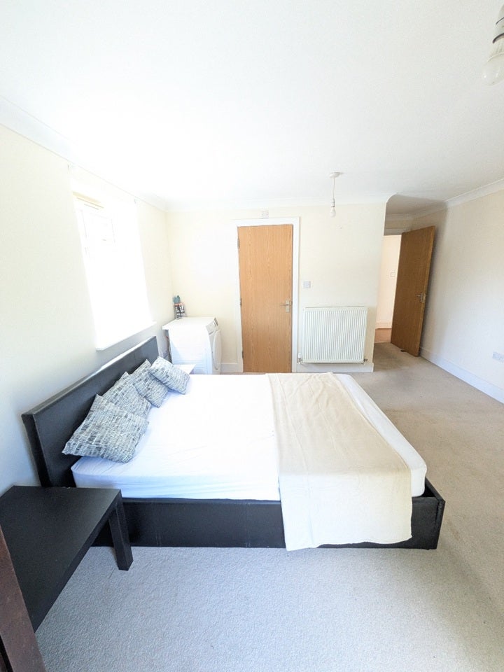 Flat York Road in Woking