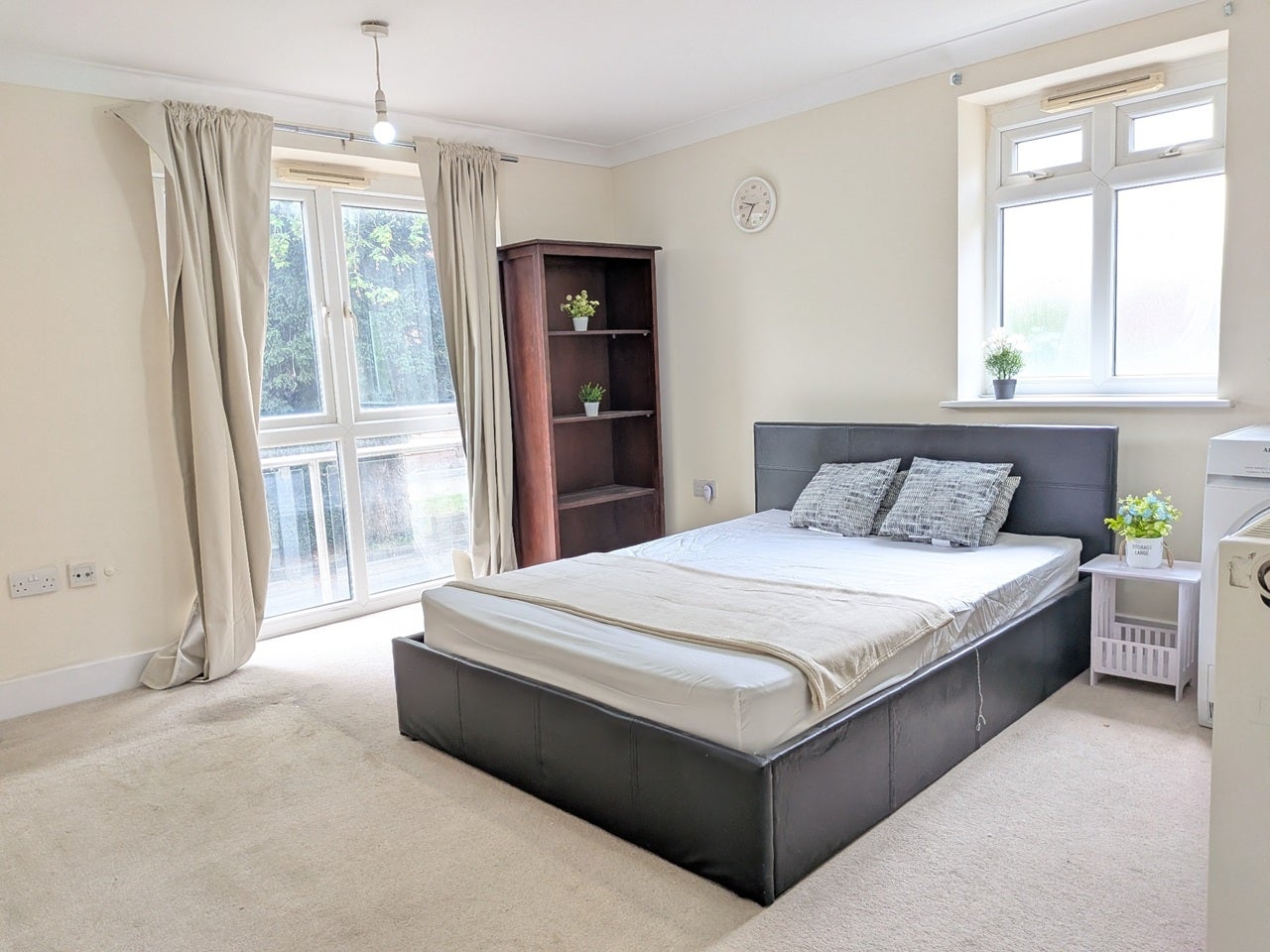 Flat York Road in Woking