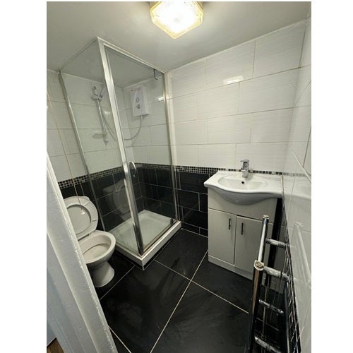 Flat Blagrove Road in London