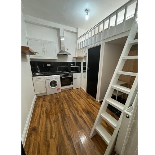 Flat Blagrove Road in London