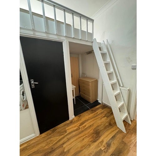 Flat Blagrove Road in London