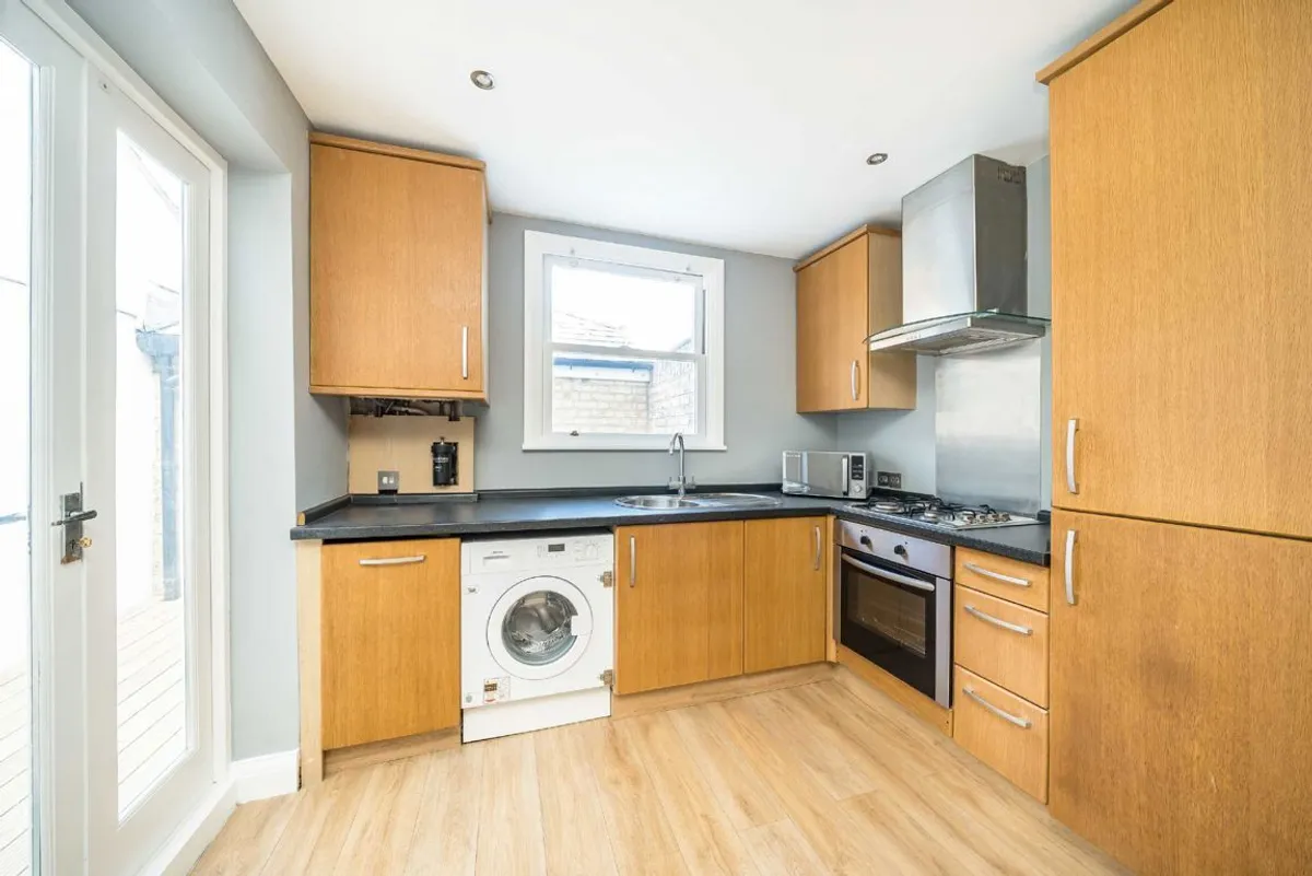 Flat Earlsfield Road in Greater London