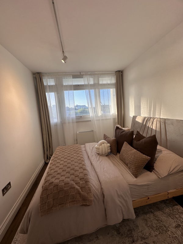 Room Grant Road in Greater London