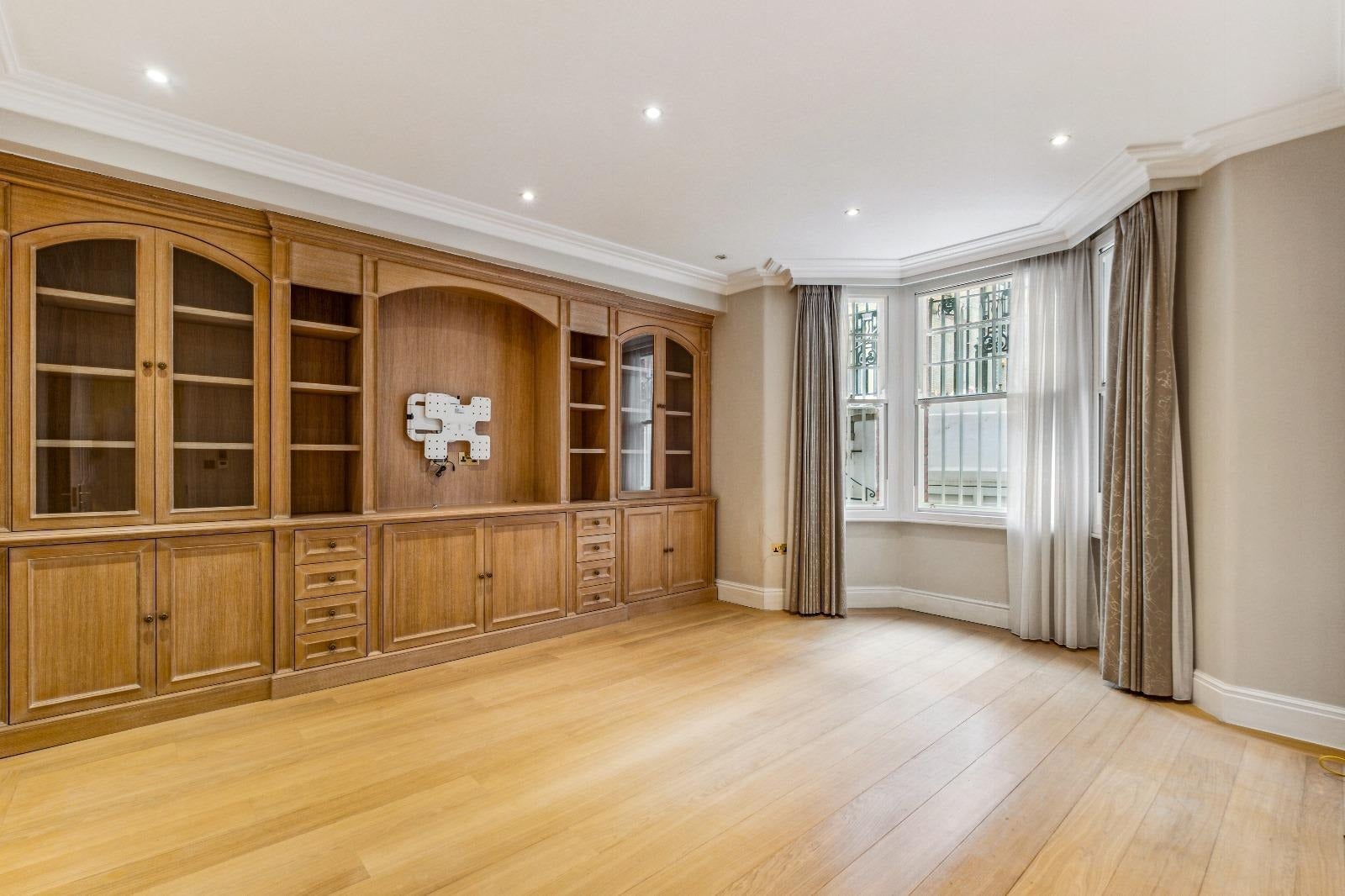 Flat Cheniston Gardens in Greater London