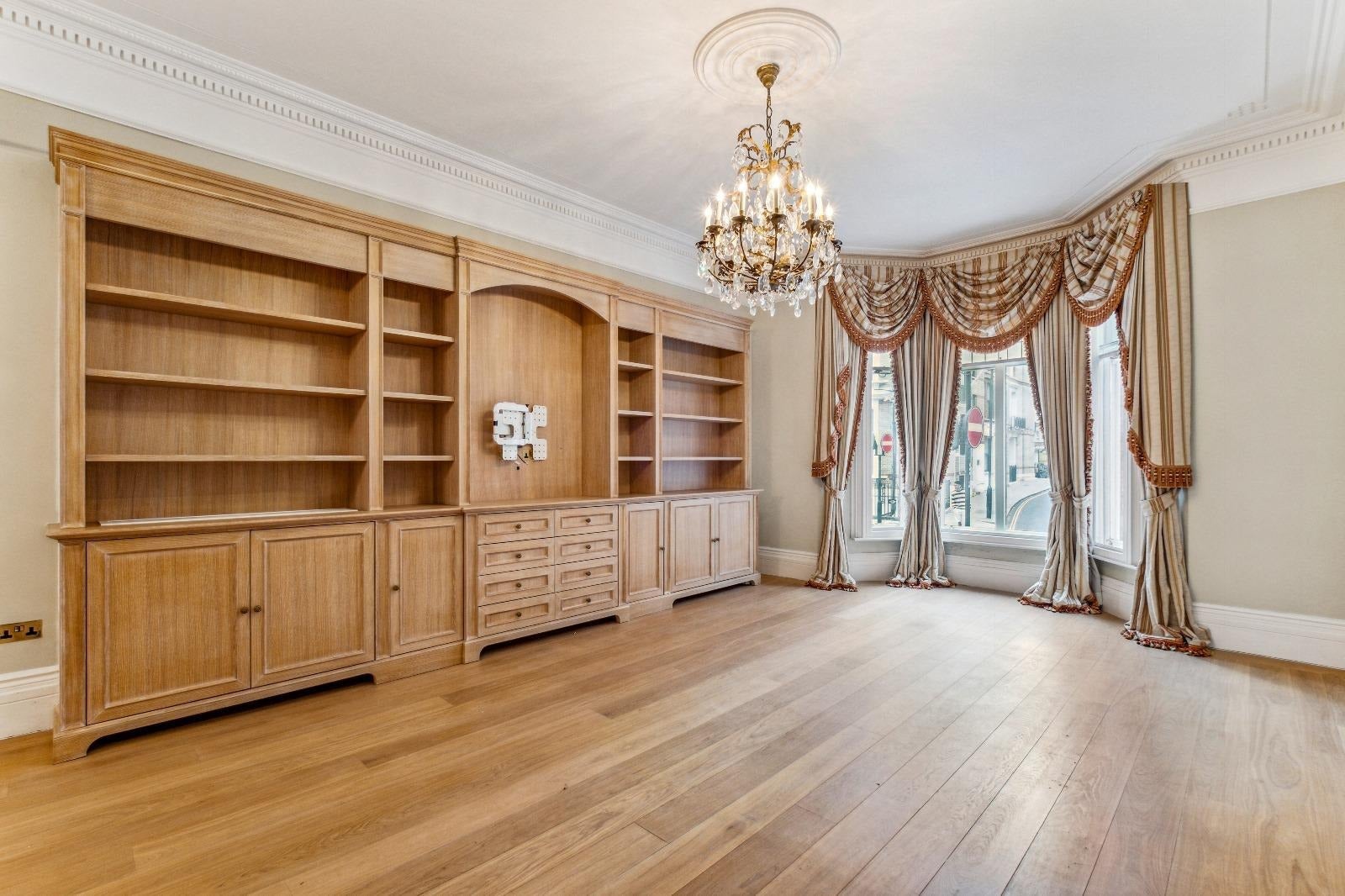 Flat Cheniston Gardens in Greater London