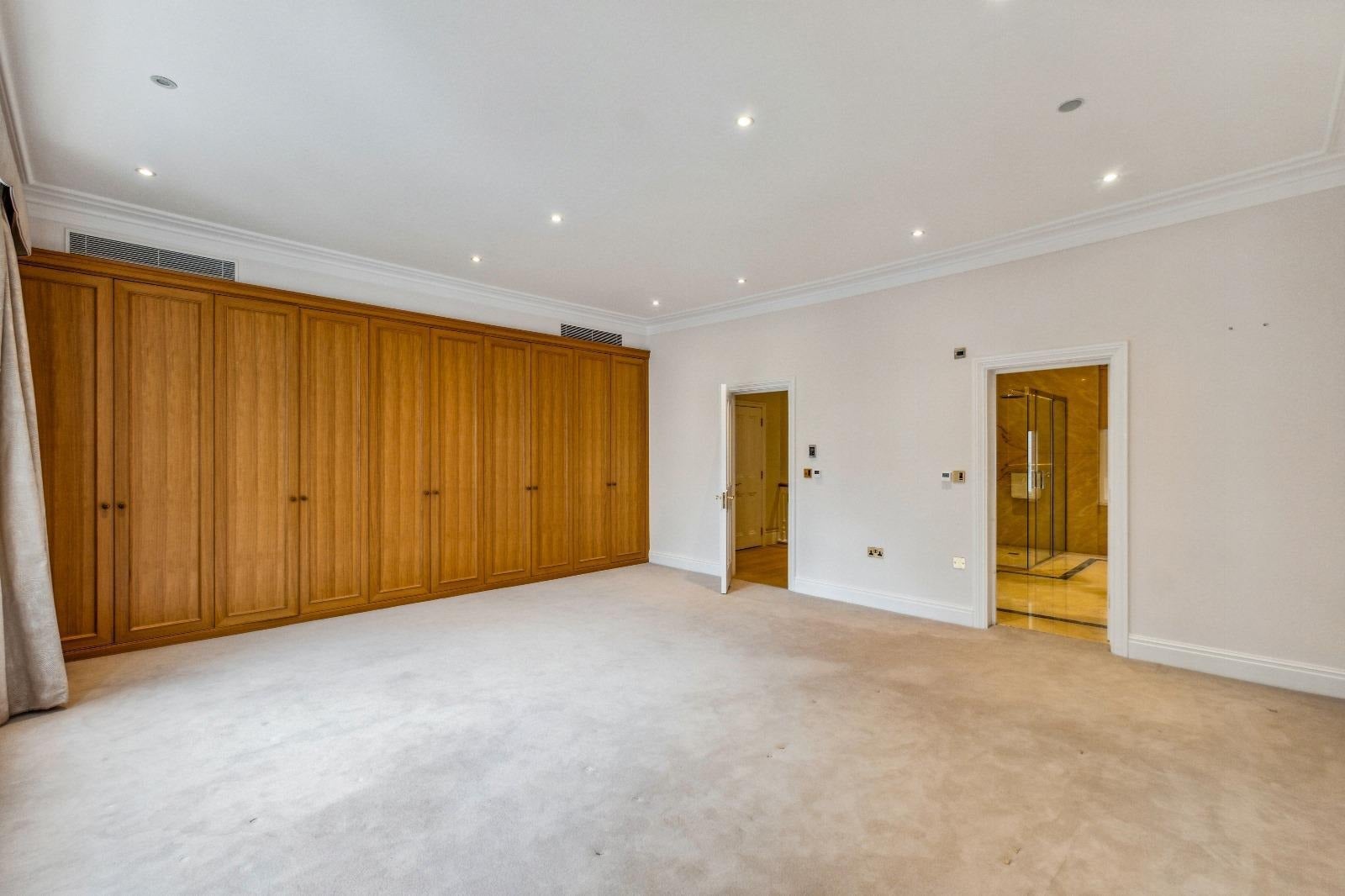 Flat Cheniston Gardens in Greater London