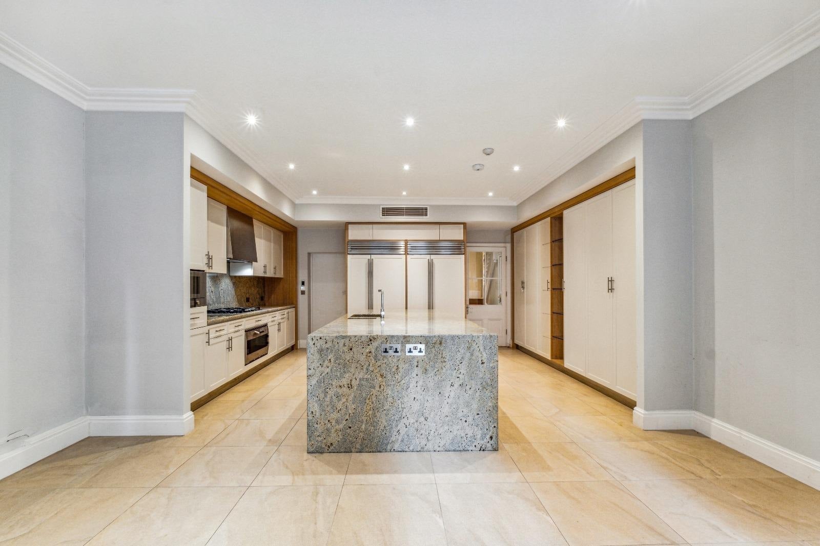 Flat Cheniston Gardens in Greater London
