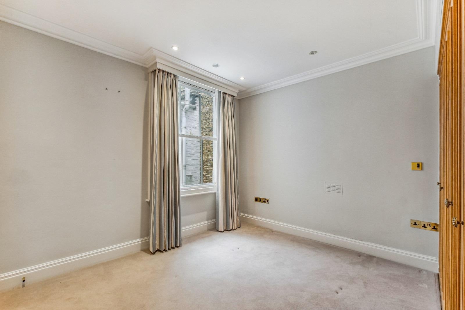 Flat Cheniston Gardens in Greater London