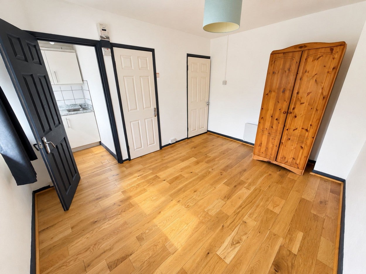Room Stroud Road in Bristol