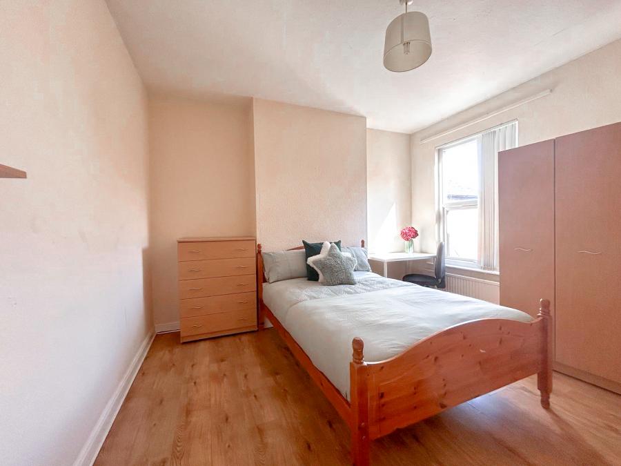 Room Pybus Street in Derby