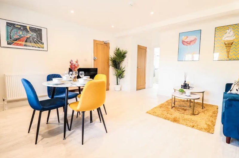 Flat Dog Kennel Hill in Greater London