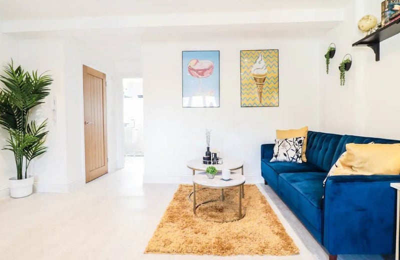 Flat Dog Kennel Hill in Greater London