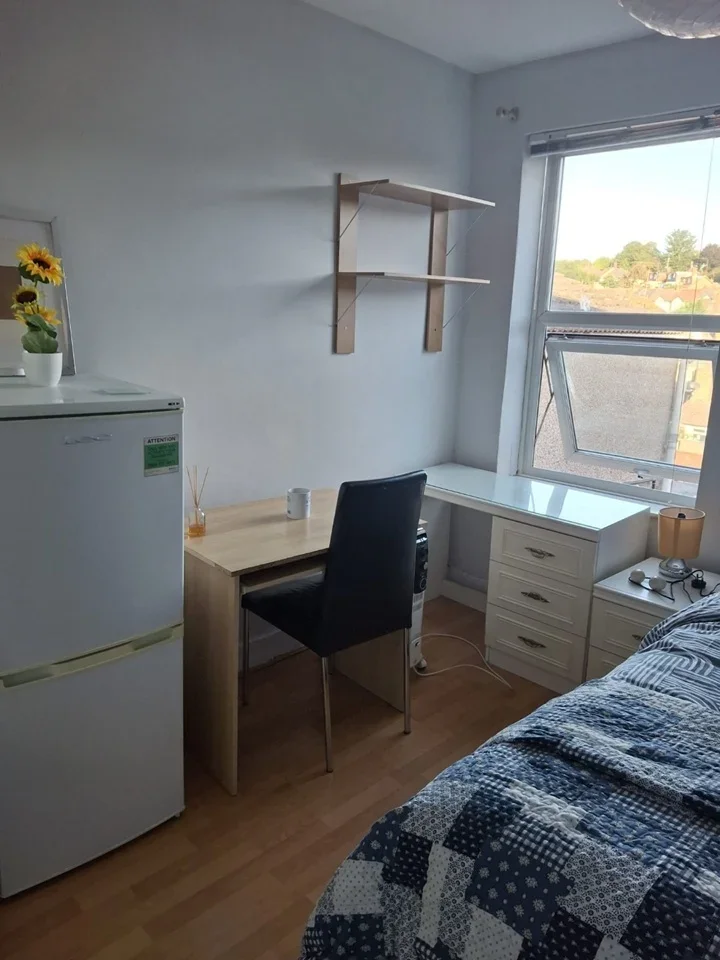Room Athol Road in Greater London