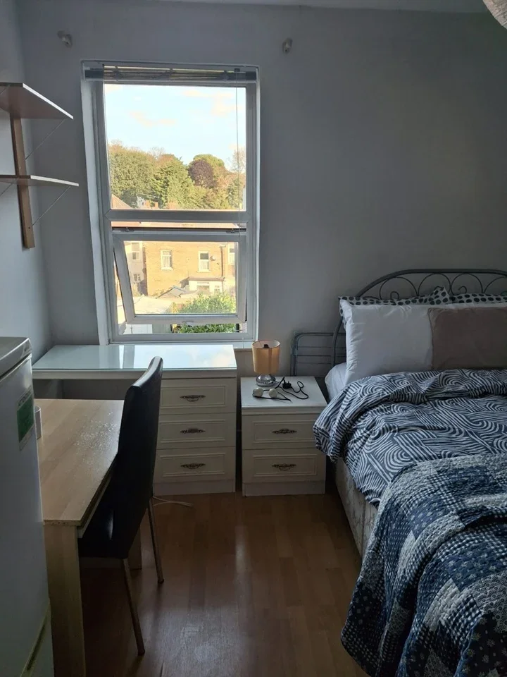 Room Athol Road in Greater London
