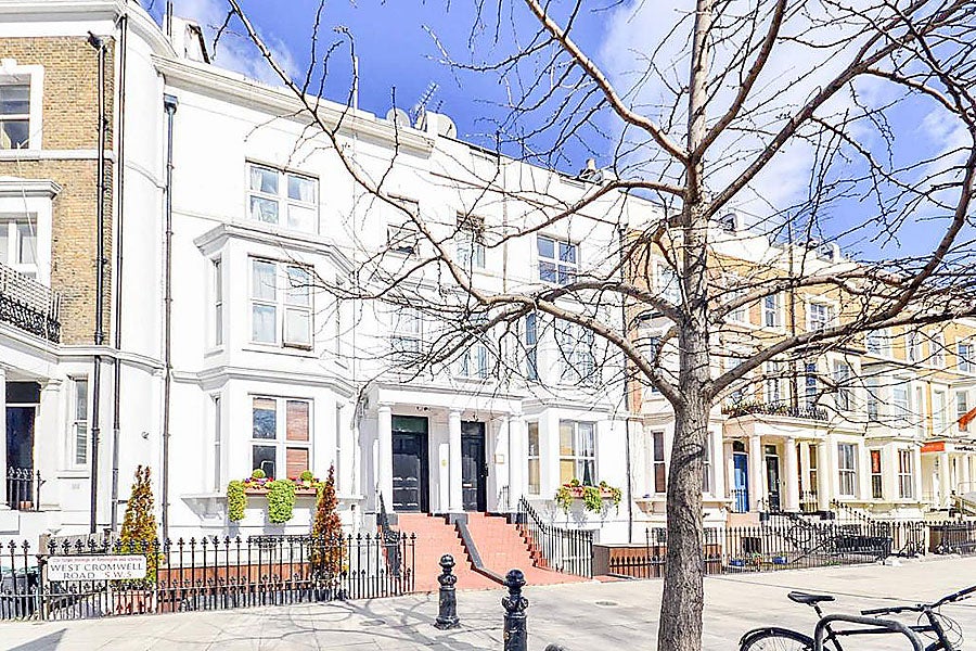 Room West Cromwell Road in Greater London