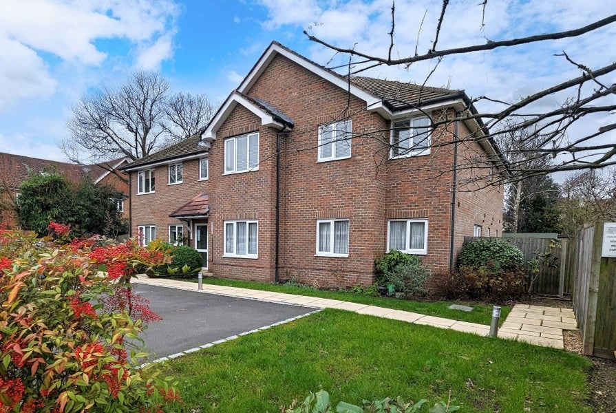 Flat Holmefield Place in Borough of Runnymede