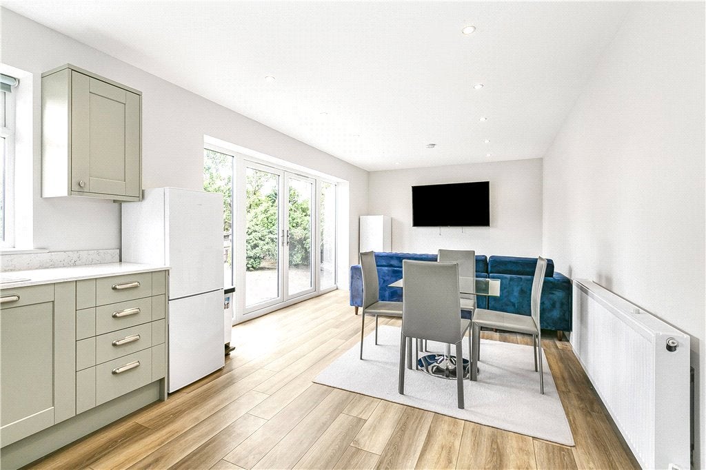 Flat Ely Place in Guildford