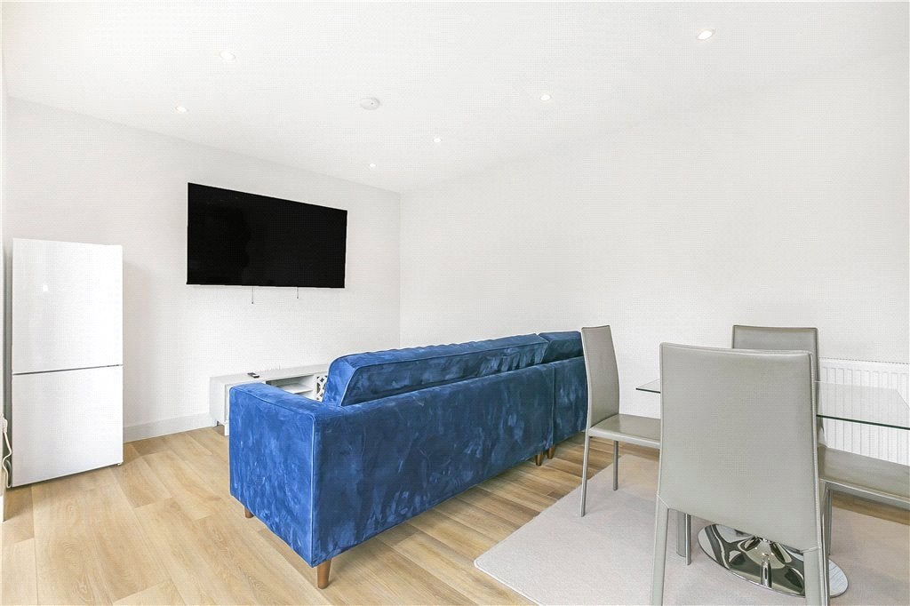 Flat Ely Place in Guildford