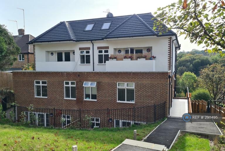 Flat Hyde Road in Greater London
