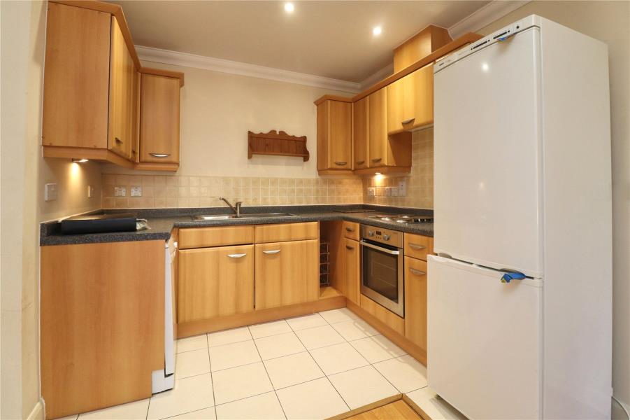 Flat Heathside Crescent in Woking