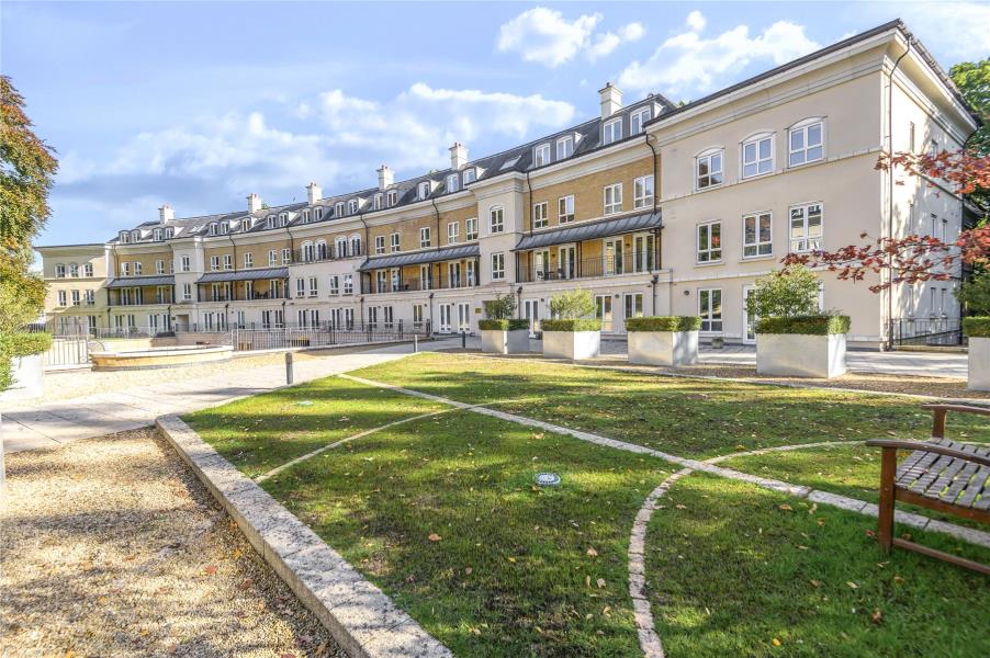 Flat Heathside Crescent in Woking
