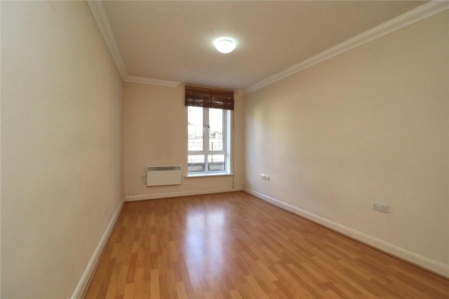Flat Heathside Crescent in Woking